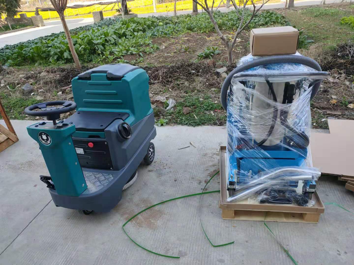 洁士1台新款M5驾驶式豆奶短视频APP最新版下载/洁士D70电瓶式工业吸尘器发往新疆乌鲁木齐客户