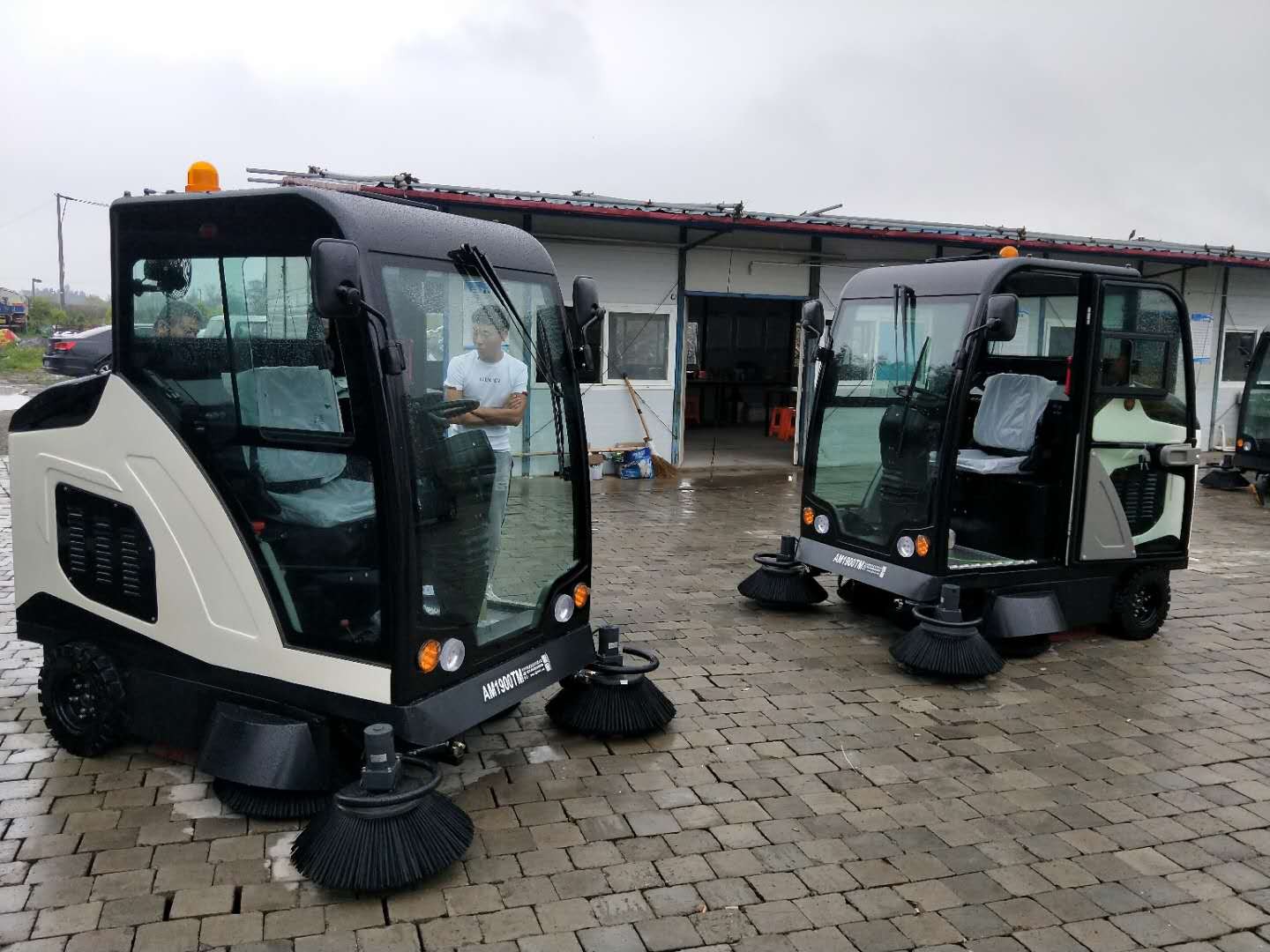 洁士AM1900TM全封闭驾驶式扫地车/AM1900TM电动全封闭驾驶式豆奶成人短视频(现场图)