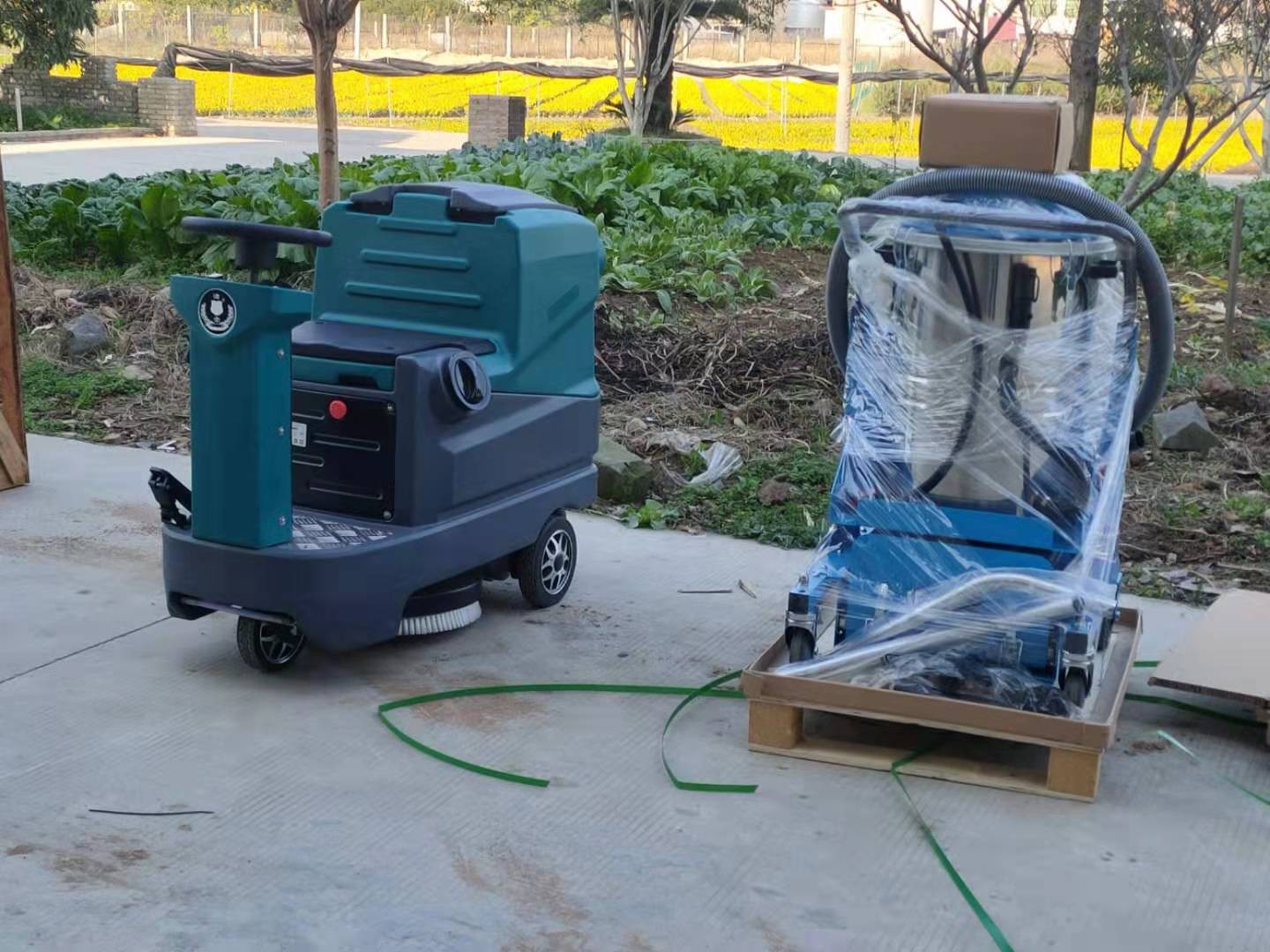 洁士1台新款M5驾驶式豆奶短视频APP最新版下载/洁士D70电瓶式工业吸尘器发往新疆乌鲁木齐客户